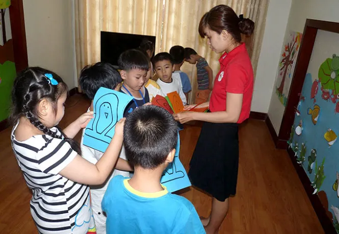 Một tiết học kỹ năng để chuẩn bị vào lớp 1 ở Trường ngoại khóa Tomato - Ảnh: Xuân Bình Một tiết học kỹ năng để chuẩn bị vào lớp 1 ở Trường ngoại khóa Tomato - Ảnh: Xuân Bình