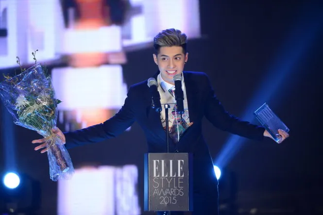 Ca sĩ Noo Phước Thịnh nhận giải Nam ca sĩ trẻ triển vọng của năm - Ảnh: Quang Định Ca sĩ Noo Phước Thịnh nhận giải Nam ca sĩ trẻ triển vọng của năm - Ảnh: Quang Định