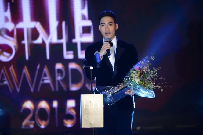 Nhà thiết kế Lý Quý Khánh nhận giải Nhà thiết kế phong cách của năm - Ảnh: Quang Định Nhà thiết kế Lý Quý Khánh nhận giải Nhà thiết kế phong cách của năm - Ảnh: Quang Định