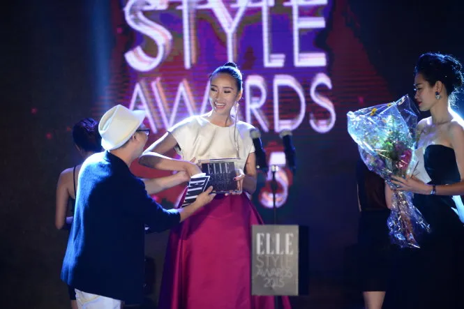 Người mẫu Trang Khiếu (giữa) nhận giải Biểu tượng thời trang Elle - Ảnh: Quang Định Người mẫu Trang Khiếu (giữa) nhận giải Biểu tượng thời trang Elle - Ảnh: Quang Định