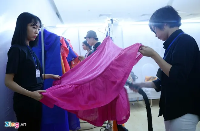 Hậu trường làm tóc, ăn vội của dàn mẫu Việt