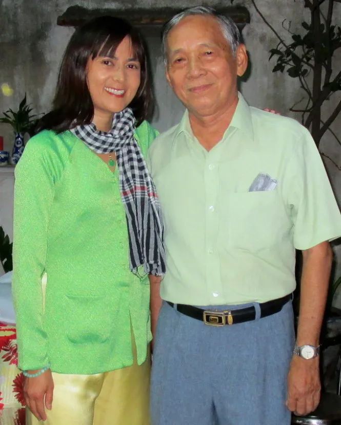 Tricia Houston tươi cười bên cha sau 40 năm xa cách - Ảnh: M.H.