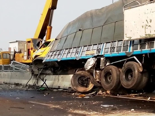 Phần đầu và thân chiếc xe nát bét, nằm ăn vạ trên dải phân cách.