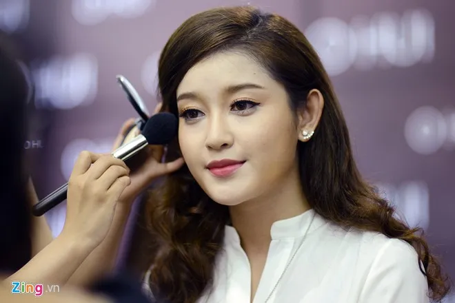 Hậu trường làm tóc, ăn vội của dàn mẫu Việt