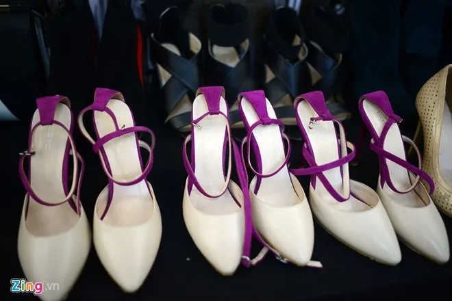 Hậu trường làm tóc, ăn vội của dàn mẫu Việt