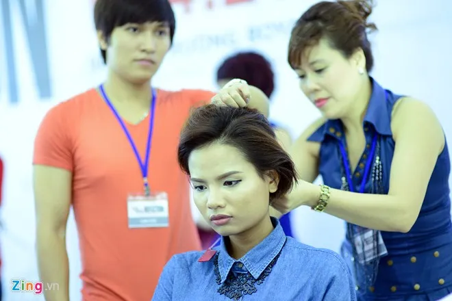 Hậu trường làm tóc, ăn vội của dàn mẫu Việt