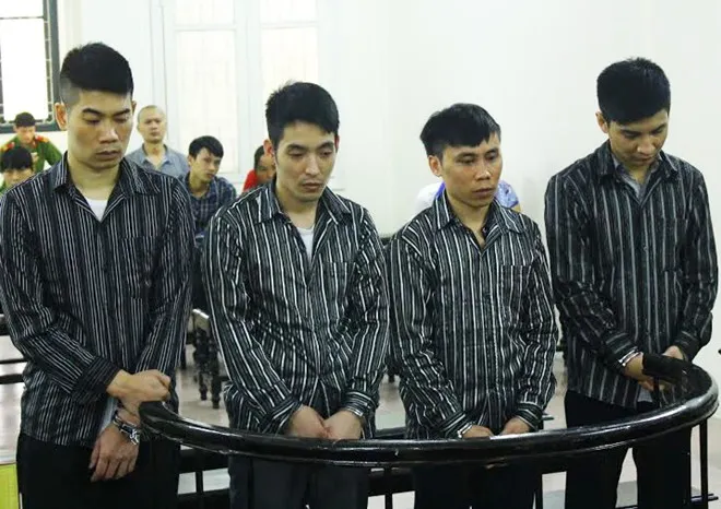 4 bị cáo liên quan đến vụ trộm xe máy. Ảnh:Đỗ Mến. Cử nhân công nghệ trộm 18 xe tay ga