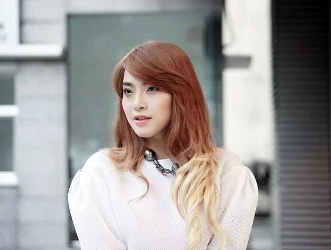 Hải Băng được yêu mến từ thời còn hoạt động trong nhóm Mây Trắng đến khi tách ra solo bởi hình ảnh trong sáng, ngọt ngào. Hải Băng: 'Đại gia bỏ chục nghìn USD mời tôi đi nước ngoài'