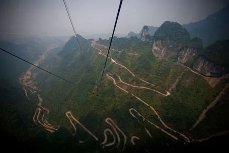 Những con đường kỳ vĩ và hiểm trở nhất trên thế giới