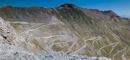 Những con đường kỳ vĩ và hiểm trở nhất trên thế giới