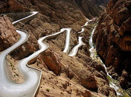 Đèo ở Dadès Gorges, High Atlas, Maroc. Con đường này nằm giữa hai dãy núi Atlas và Jbel Saghro.