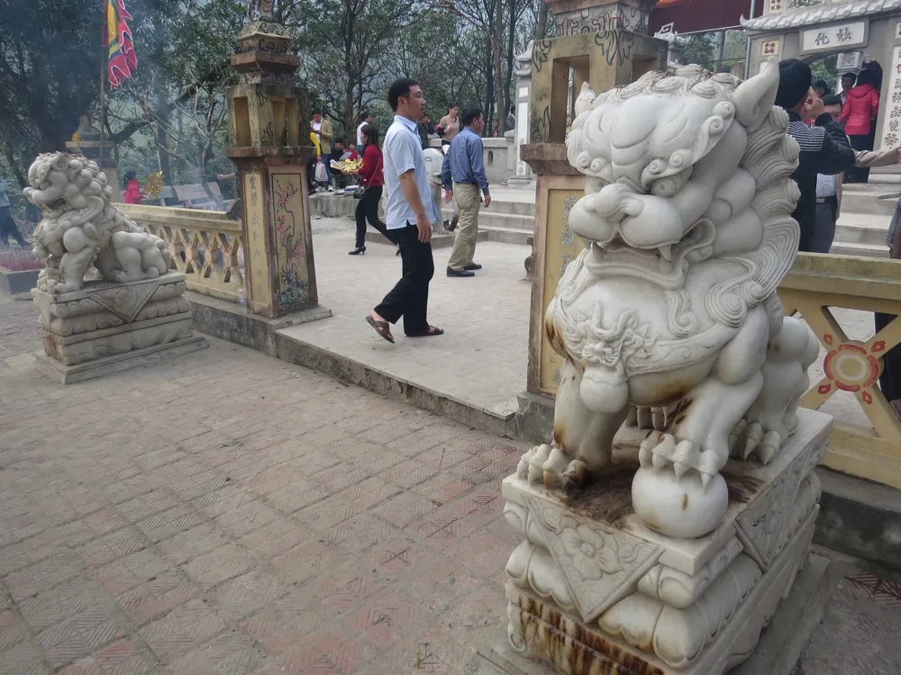 Phế bỏ sư tử đá lai căng ra khỏi đền thờ Liễu Hạnh ảnh 1