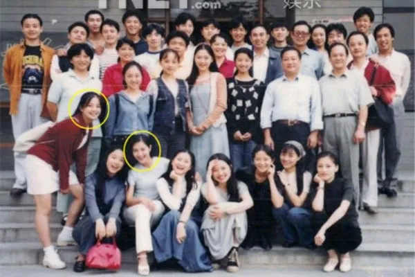 Ngoài đời, cả hai là bạn cùng lớp khá thân thiết và lại cùng định hướng theo nghiệp nghệ thuật. Nhưng gần 20 năm sau Hoàn Châu cách cách, Triệu Vy giờ đã là sao hạng A vang danh châu Á trong khi Trịnh Giai Hân vẫn như cũ, còn chưa được ai chú ý nhớ tên.