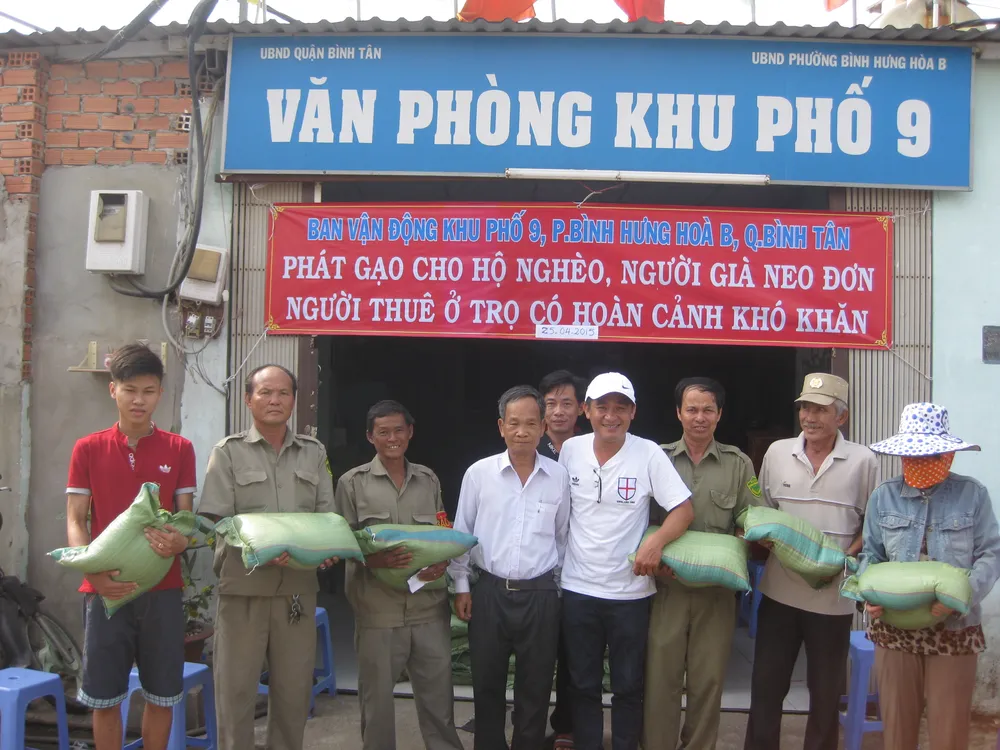 Trao 1,5 tấn gạo cho bà con nghèo ảnh 3