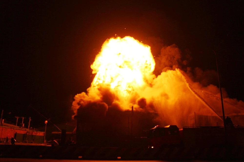 Hàng trăm cảnh sát chữa cháy trong đêm ảnh 2