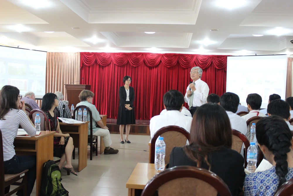 50 phóng viên quốc tế giao lưu với giảng viên, SV ĐHQG ảnh 3