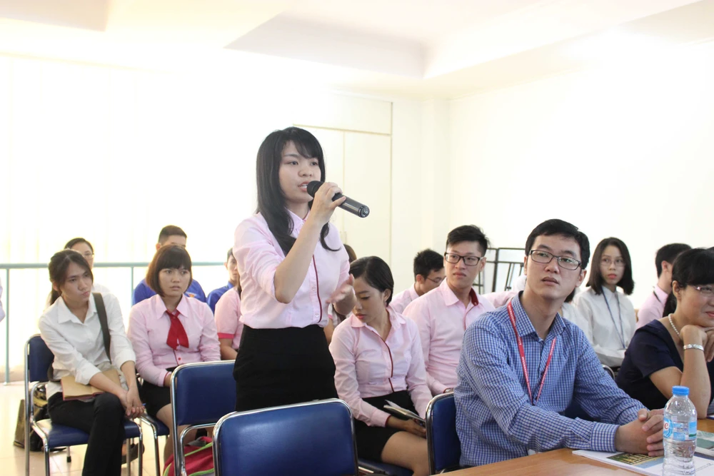 50 phóng viên quốc tế giao lưu với giảng viên, SV ĐHQG ảnh 6