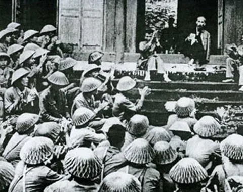 Trước cán bộ, chiến sĩ Quân Tiên phong ở Đền Hùng, Bác Hồ nói: 'Các Vua Hùng đã có công dựng nước, Bác cháu ta phải cùng nhau giữ lấy nước'.