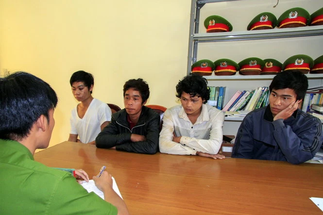 Nhóm thanh niên đánh công an xã xã Đưng K’nớ tại trụ sở Công an huyện Lạc Dương - Ảnh: Võ Trang