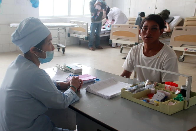 Anh Ha Jung, trưởng Công an xã Đưng K’nớ tại bệnh viện Đa khoa Lâm Đồng sáng 2-5 - Ảnh: C.Thành