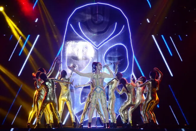 Đông Nhi trình diễn ca khúc Hot - Ảnh: Quang Định