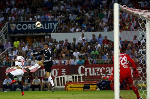 CR7 biến mọi nỗ lực phòng ngự của Sevilla trở nên vô ích. ronaldo2-8045-1430612030.jpg