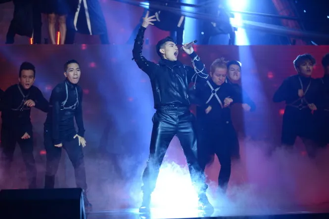 Isaac trình diễn ca khúc Xin hãy thứ tha - Ảnh: Quang Định