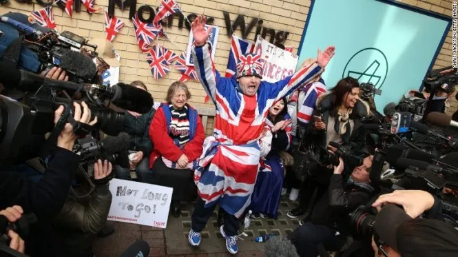 Người Anh tập trung bên ngoài Bệnh viện St. Mary vui mừng khi biết tin công nương Kate sinh con gái - Ảnh: CNN Người Anh tập trung bên ngoài Bệnh viện St. Mary vui mừng khi biết tin công nương Kate sinh con gái - Ảnh: CNN