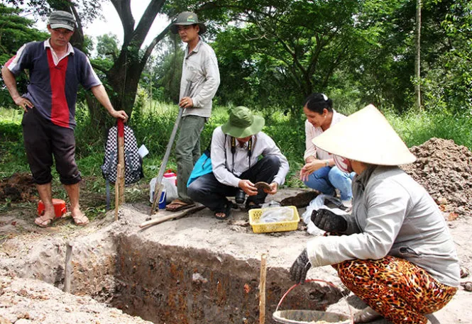 Đào thám sát tại Gò Tháp. Nhiều di vật có giá trị có thể đang nằm đâu đó dưới lòng đất - Ảnh: V.Tr.