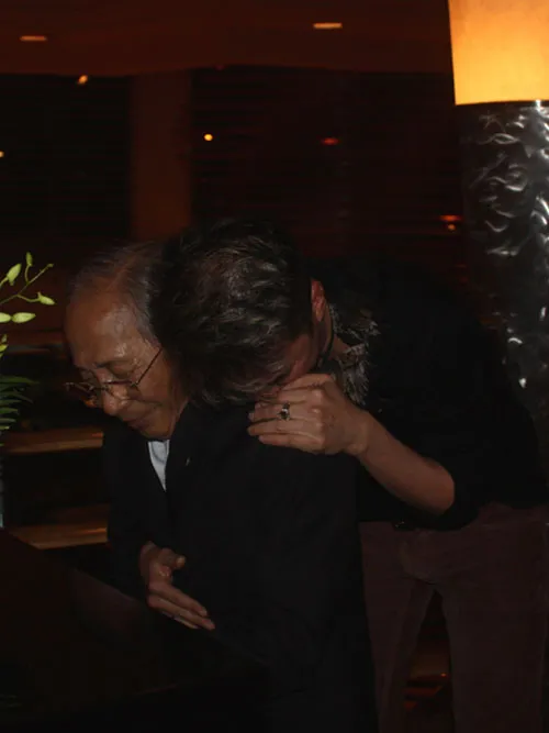 Được biết, Đàm Vĩnh Hưng mang một lẵng hoa đến nơi nhạc sĩ Nguyễn Ánh 9 chơi piano và nói: “Con từng nghĩ sẽ không dám gặp bố nữa”. Sau đó anh lặng lẽ ngồi ở một vị trí gần đó và nhẫn nại chờ nhạc sĩ Nguyễn Ánh 9 tiếp tục chơi đàn đến 19h