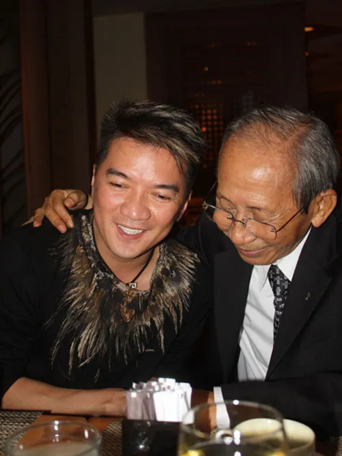  Đã sống nửa đời người, Mr. Đàm luôn trân quý nhạc sĩ Nguyễn Ánh 9, nên muốn gặp ông trực tiếp để nói những điều xuất phát từ trái tim. Anh cảm thấy vô cùng vui sướng trước sự ấm áp mà nhạc sĩ dành cho mình trong cuộc gặp. 'Lúc này, cảm xúc trong tôi rất khó tả. Nửa vui sướng, nửa như cảm động...', Mr. Đàm thổ lộ. 'Khi bố nói sẵn sàng xin lỗi, lòng con đau lắm. Lẽ ra, ở bổn phận con cháu, con phải là người xin lỗi trước', Đàm Vĩnh Hưng nghẹn giọng.