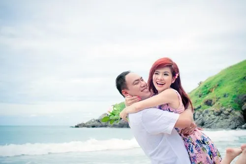 Nữ ca sĩ sinh năm 1976 từng có cuộc hôn nhân không trọn vẹn với nhạc sĩ Trường Huy - tác giả của hàng loạt các bản hit nhưTình xa khuất, Một thời đã xa, Cho em lời cuối.... Sao Việt ra đi khi tóc còn xanh