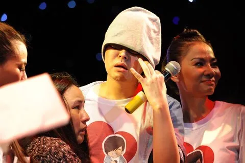 Sao Việt ra đi khi tuổi đời còn quá trẻ ảnh 20 Mắt chưa thể thấy rõ, đeo kính và dùng mũ che nhưng Wanbi không thể giấu niềm xúc động. Mẹ của nam ca sĩ cũng nghẹn ngào không kém, ôm con trai vào lòng.