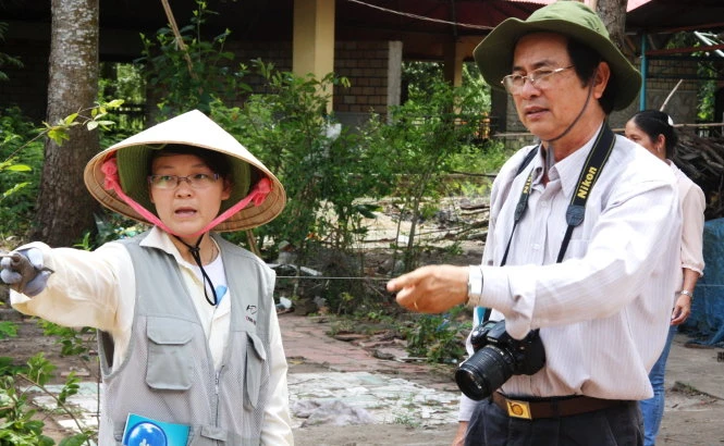 PGS. TS Đặng Văn Thắng đang chỉ đạo việc khai quật - Ảnh: V.Tr.