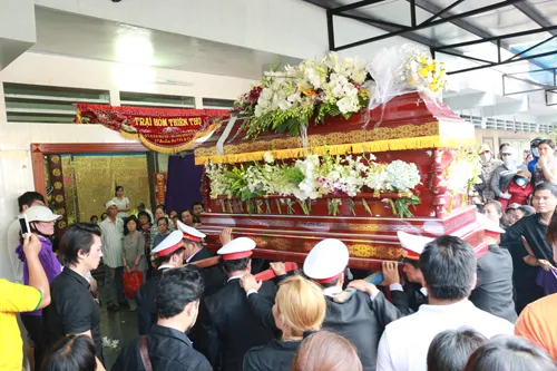 Ngoài gia đình, bạn bè và đồng nghiệp, tang lễ Duy Nhân có rất đông đảo người dân, khán giả đến viếng. Dù vậy, trong số đó có không ít người hiếu kỳ tạo nên khung cảnh hỗn loạn. Rất đông đảo người dân