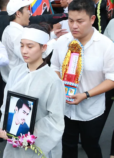 Suốt quá trình diễn ra lễ tang, vợ Duy Nhân luôn kìm nén để không bật khóc. Suốt quá trình diễn ra lễ tang, vợ Duy Nhân luôn kìm nén để không bật khóc. Cô ôm chặt di ảnh chồng khi di chuyển.