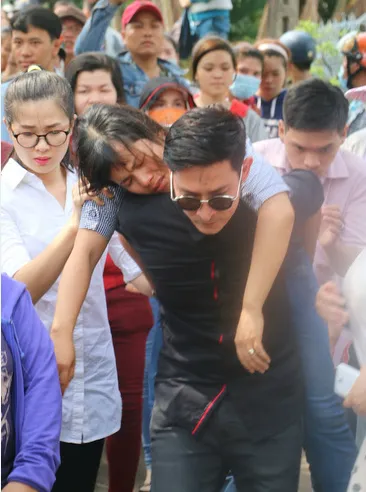 Sau đó, anh cõng chị củaDuy Nhân tránh đám đông,ra xe riêng về trước. Ảnh:Tân Cao. IMG-5255-JPG-4540-1431160944.jpg