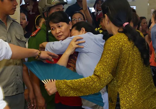 Khi nghi lễ hỏa táng diễn ra, mẹ của Duy Nhân ngất đi trong vòng tay người thân. me-duy-nhan-4241-1431163434.jpg