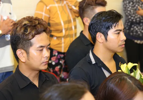 Diễn viên Hùng Thuận (trái) lặng lẽ trong phút tiễn đưa. Photo-13-49-07-09-05-2015-1-4905-1431159