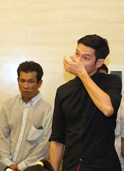 Diễn viên Huy Khánh trong khu vực làm lễ hỏa táng. Anh nhiều lầnđưa tay quệt dòng nước mắt khi nhìn thấy nỗi đau từ người thân của đồng nghiệp. Photo-13-49-55-09-05-2015-4503-143115919