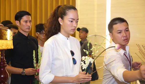 Người mẫu Phùng Ngọc Yến (giữa) vĩnh biệt người đồng nghiệp hiền lành. Photo-13-53-41-09-05-2015-8853-143115919