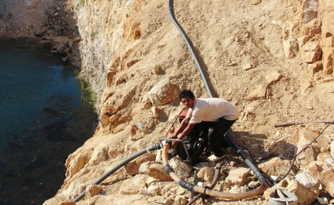 Anh Bình Cu Dầu bên cạnh hố nước trên lưng chừng núi Chà Bang - Ảnh: Viễn Sự Anh Bình Cu Dầu bên cạnh hố nước trên lưng chừng núi Chà Bang - Ảnh: Viễn Sự