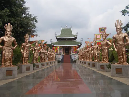 Tượng Quốc Tổ Vua Hùng gây tranh cãi trên cộng đồng mạng