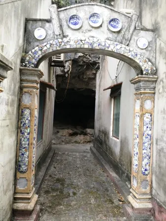 Cổ vật không chỉ trưng bày trong nhà mà còn được gắn lên cổng, tường mỗi căn nhà