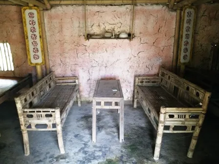 Nhà được phục dựng bằng tranh tre, nứa lá, có các dụng cụ sinh hoạt thể hiện sự nghèo khó một thời