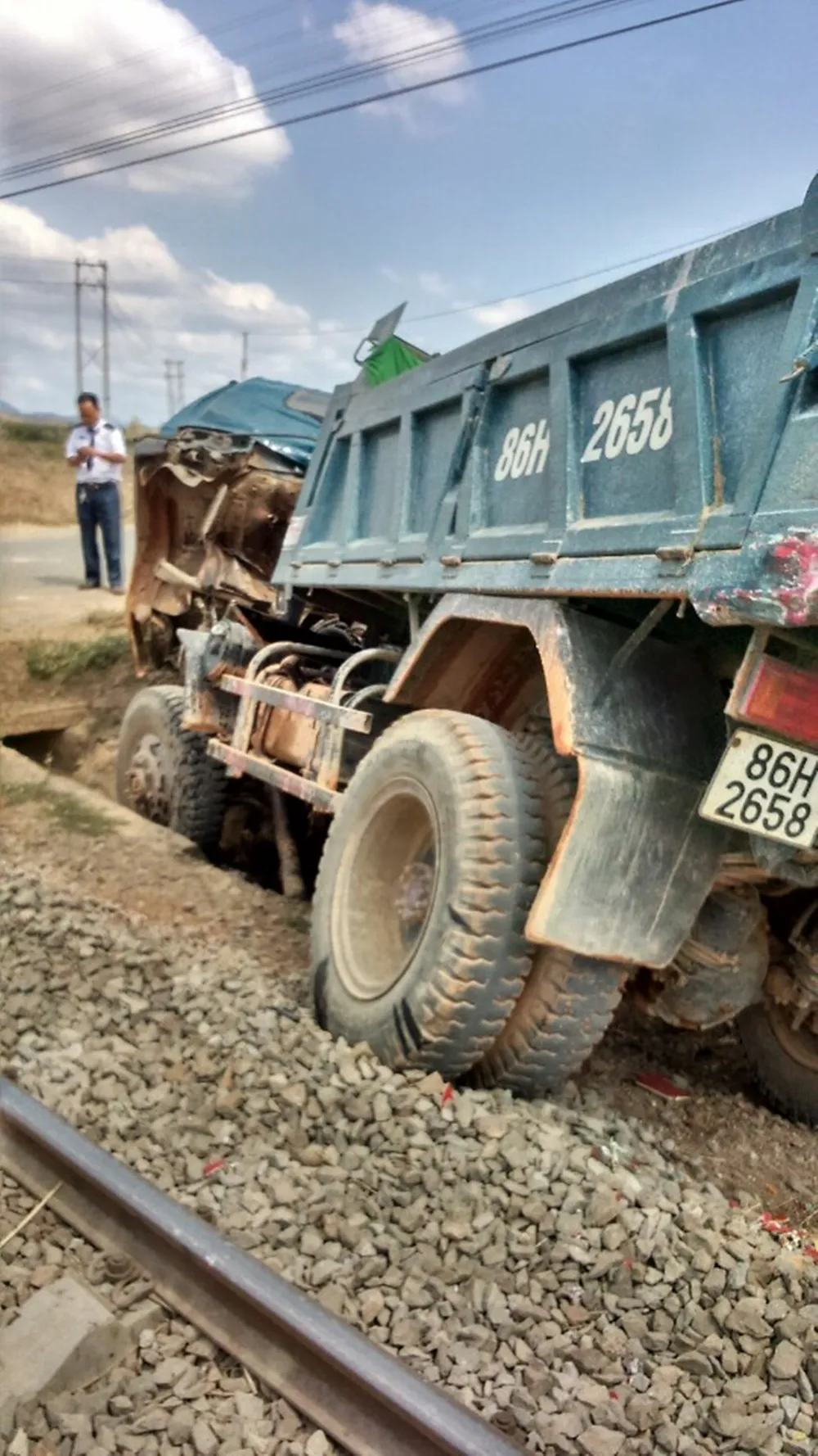 Cố băng qua đường ray, xe tải tông vào tàu hỏa tài xế nguy kịch ảnh 4