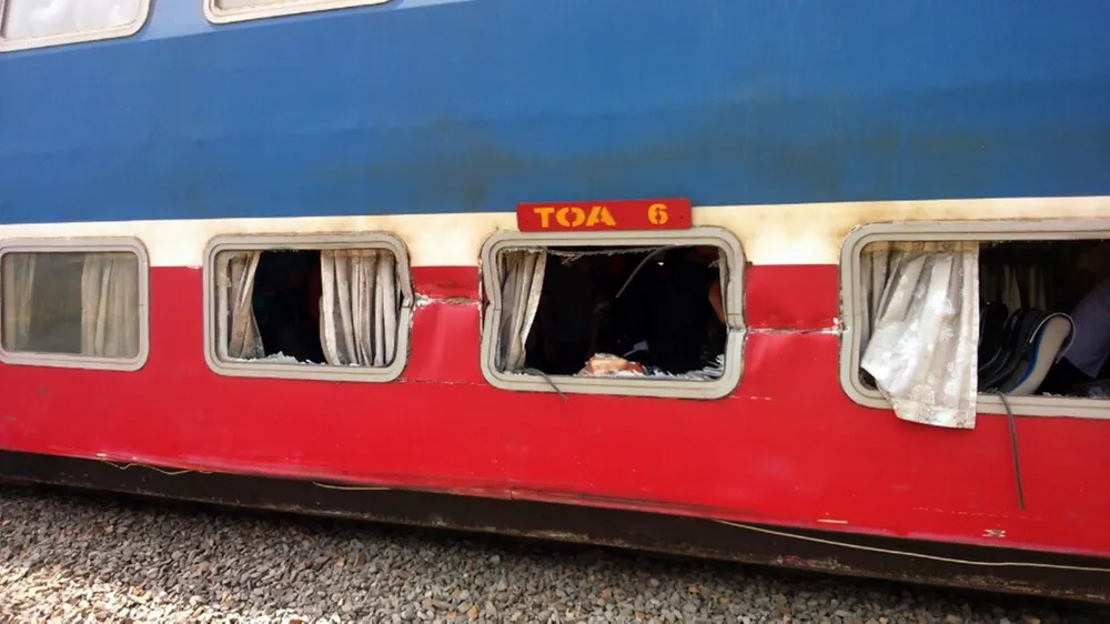 Cố băng qua đường ray, xe tải tông vào tàu hỏa tài xế nguy kịch ảnh 5