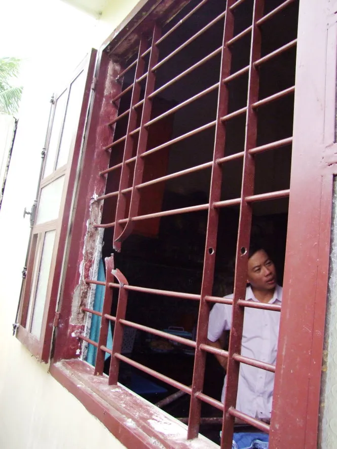 Cửa sổ nhà ông Tú, nơi băng trộm cắt song sắt để đột nhập - Ảnh: G.Minh chụp lại Cửa sổ nhà ông Tú, nơi băng trộm cắt song sắt để đột nhập - Ảnh: G.Minh chụp lại