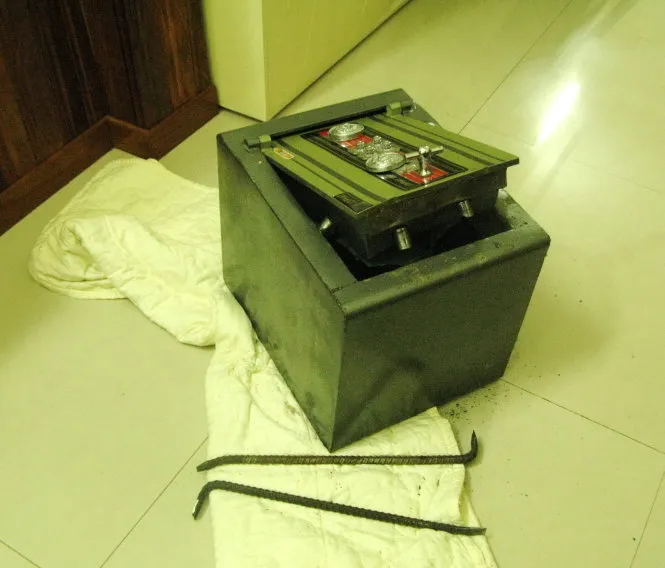 Chiếc két sắt chứa tài sản trị giá hàng tỉ đồng đã bị băng trộm phá ra - Ảnh: G.Minh chụp lại Chiếc két sắt chứa tài sản trị giá hàng tỉ đồng đã bị băng trộm phá ra - Ảnh: G.Minh chụp lại
