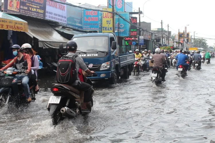 Người Sài Gòn 'gồng mình' sau cơn mưa lớn ảnh 3